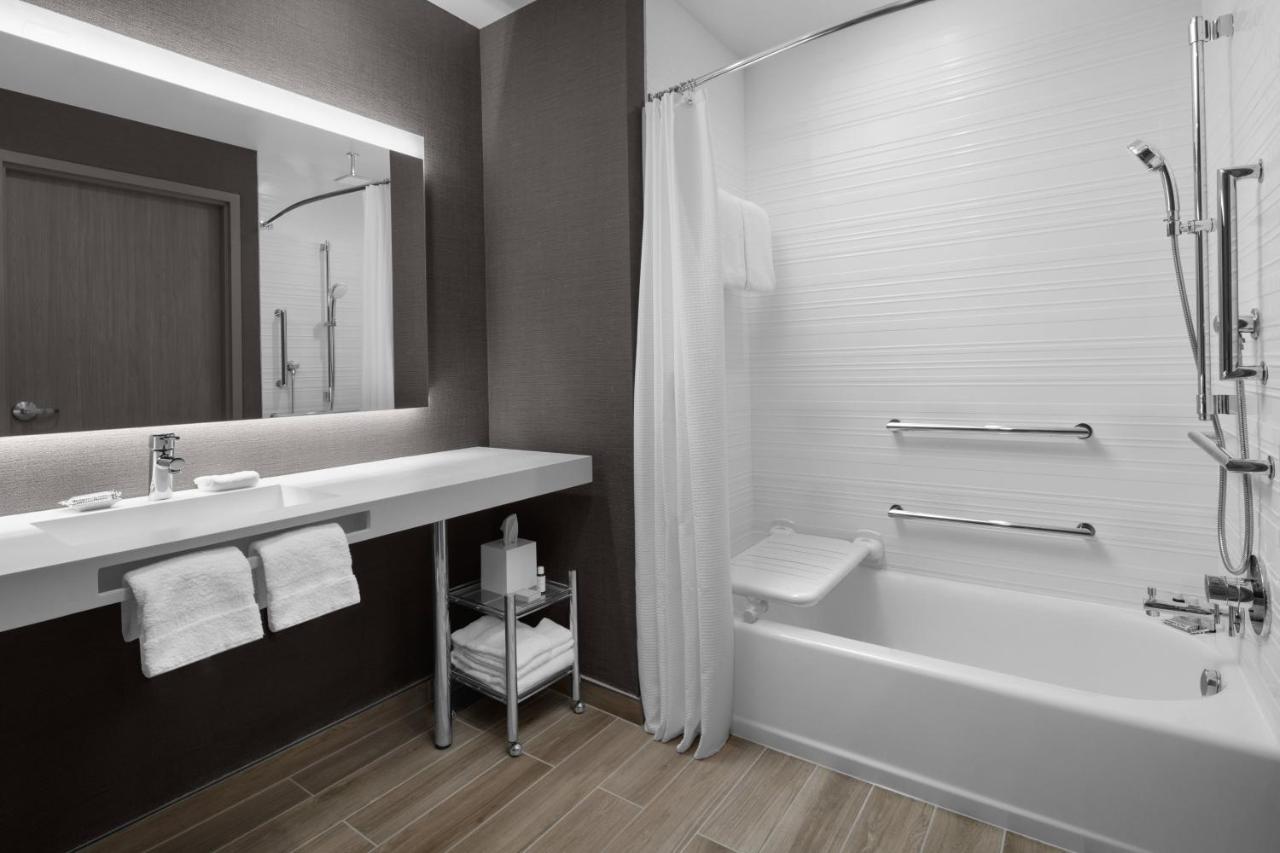 King Room Adapted Tub Mobility Accessible,1188829756:JPEG