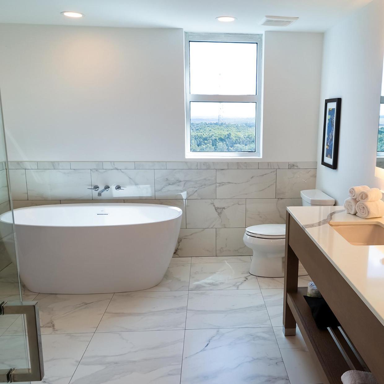 Deluxe Jacuzzi Suite