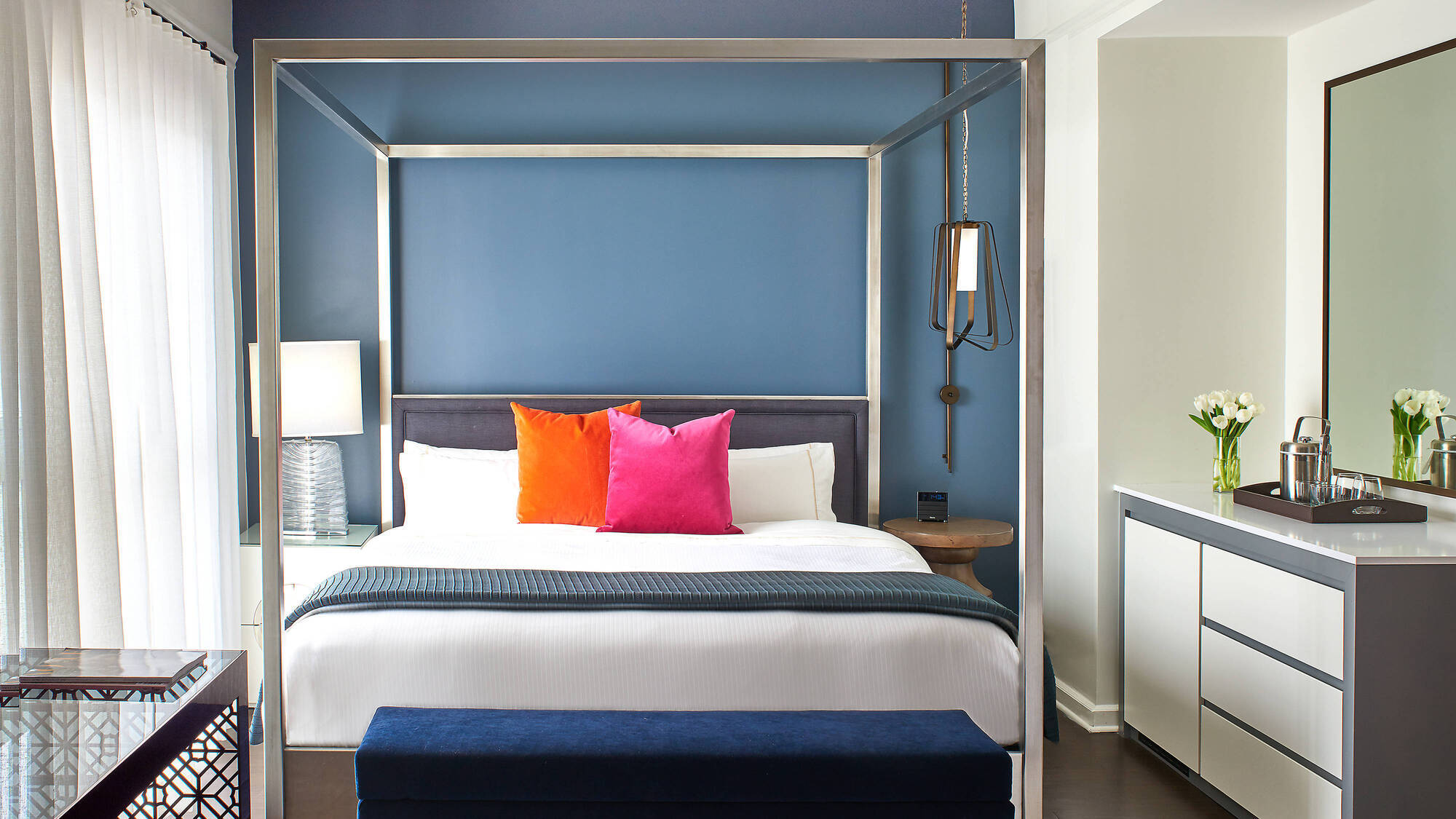 Smaller Guest room, 1 King, City view
